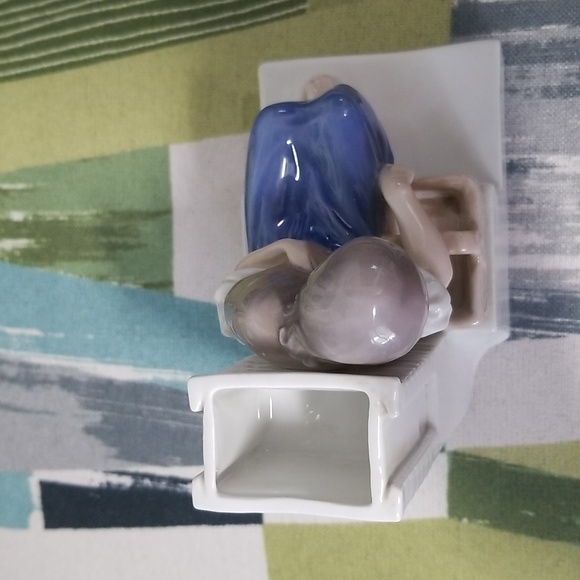 Copenhagen Porcelain The Little Match Girl B&G Bing and Grondahl Figurine Signed - Picture 11 of 13